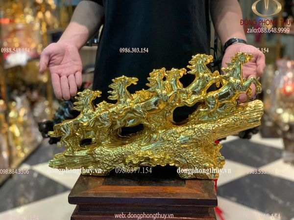Tượng ngựa mạ vàng bát mã truy phong bằng đồng dát vàng