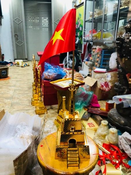 Cột cờ Hà Nội mạ vàng 24k