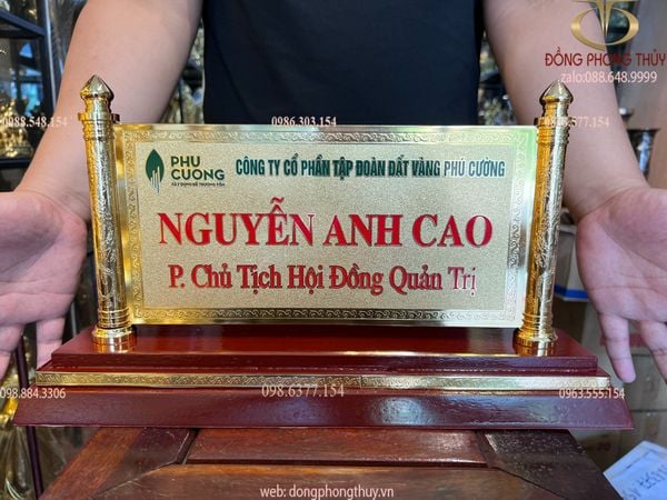 Quà tặng sếp: Biển chức danh - bảng tên công ty