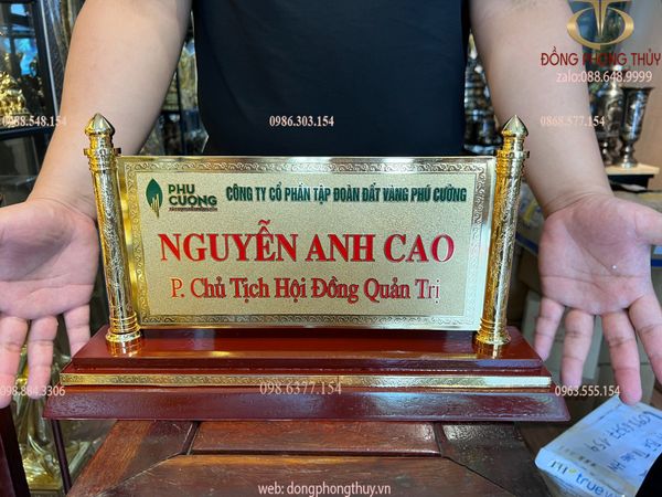 Quà tặng sếp: Biển chức danh - bảng tên công ty