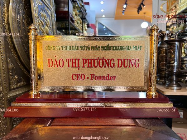 Quà tặng sếp: Biển chức danh tên công ty để bàn