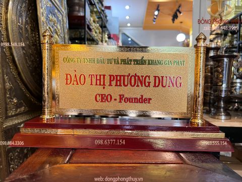 Quà tặng sếp: Biển chức danh tên công ty để bàn