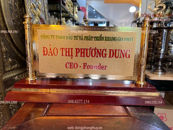 Quà tặng sếp: Biển chức danh tên công ty để bàn