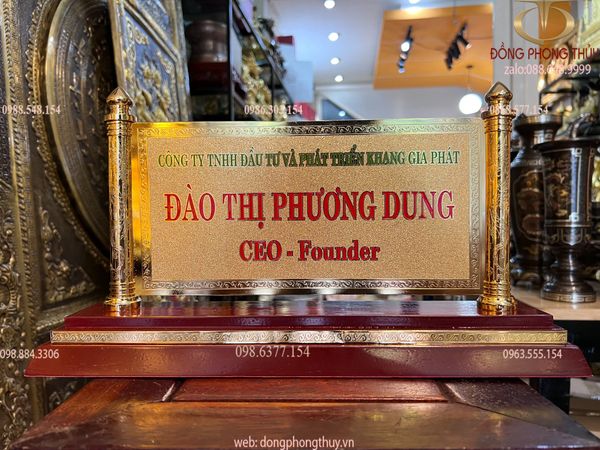 Quà tặng sếp: Biển chức danh tên công ty để bàn