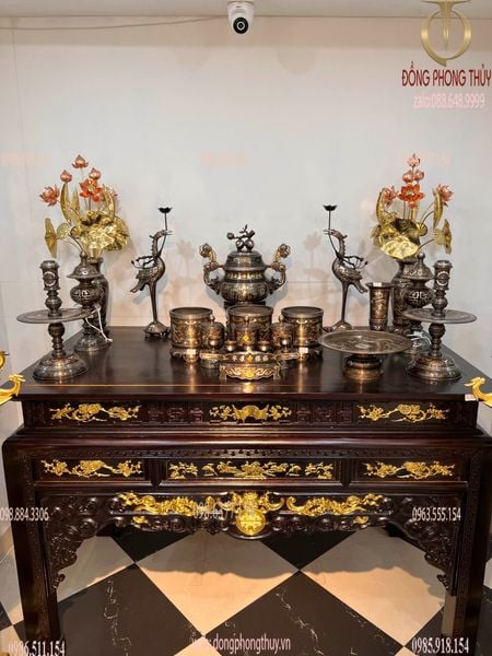 Đôi đèn thờ bằng bằng đồng dát vàng 24k