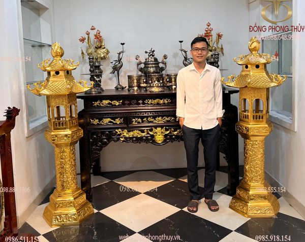 Đôi đèn thờ bằng bằng đồng dát vàng 24k