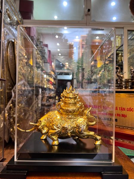 Tượng trâu vàng cõng hũ tiền bằng đồng dát vàng 24k