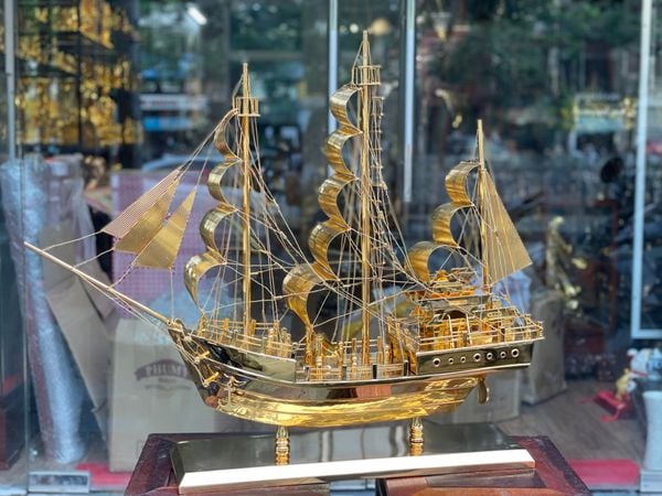 Quà tặng vip: Mô hình thuyền buồm mạ vàng 24k cao 68cm ngang 86cm