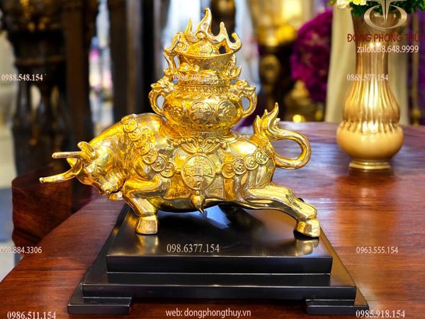 Tượng trâu vàng cõng hũ tiền bằng đồng dát vàng 24k