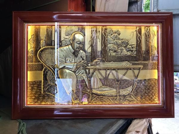 Tranh bác hồ ngồi ghế mây đọc báo bằng đồng