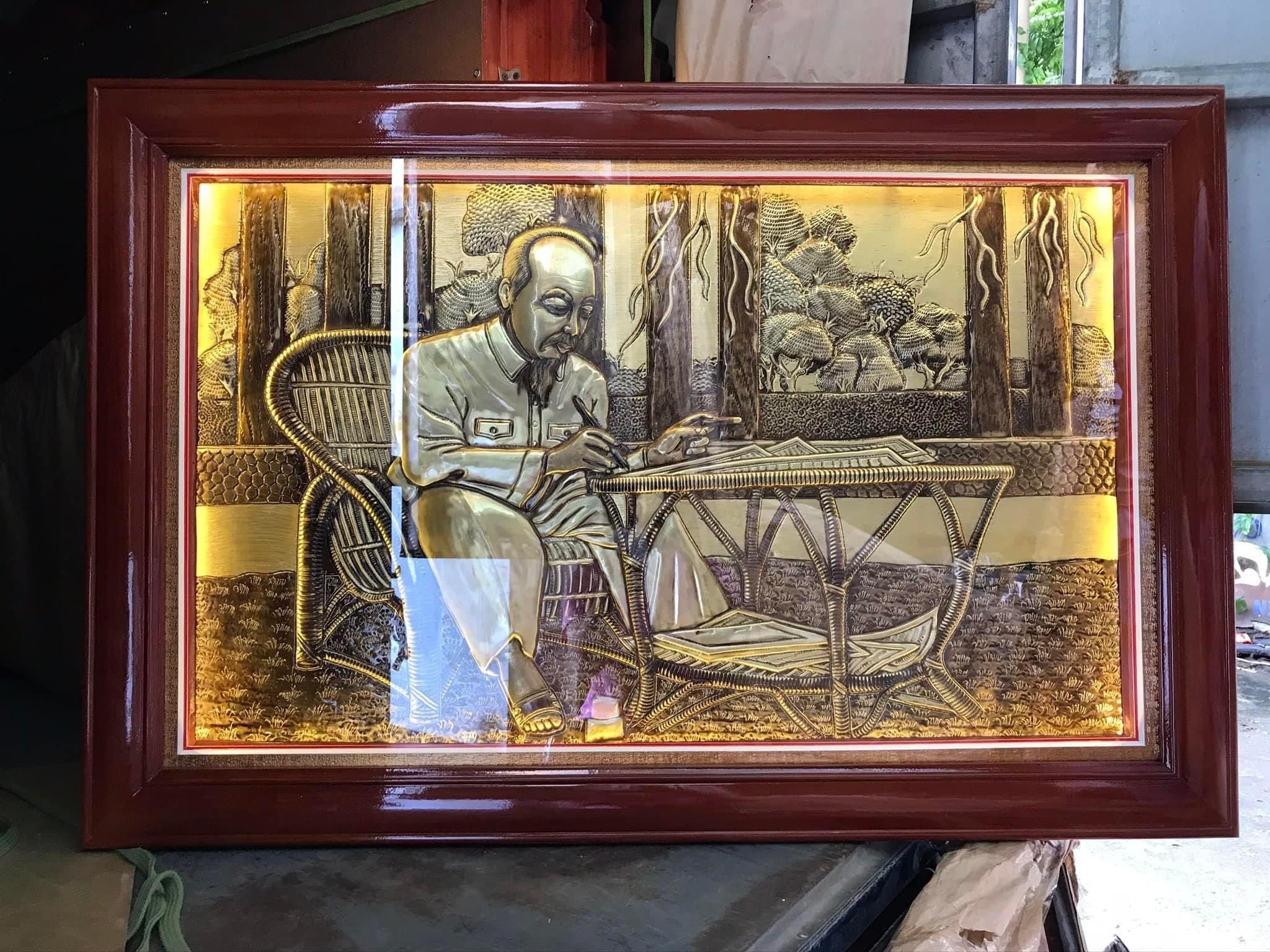 Tranh bác hồ ngồi ghế mây đọc báo bằng đồng