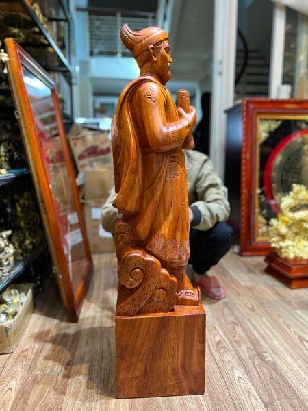 Dát vàng 24k tượng Trần Hưng Đạo bằng gỗ hương đá 1m khách gửi