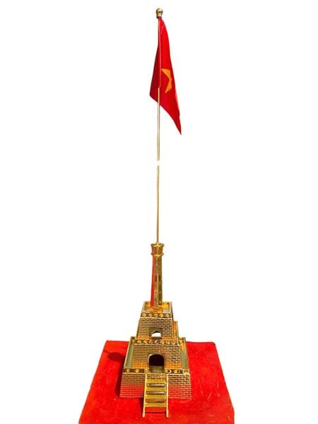 Cột cờ bằng đồng mạ vàng 24k Cao 80cm ngang sâu 15cm nặng 6.5kg