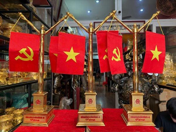 Cột cờ bằng đồng mạ vàng 24k