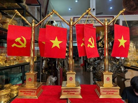 Cột cờ bằng đồng mạ vàng 24k