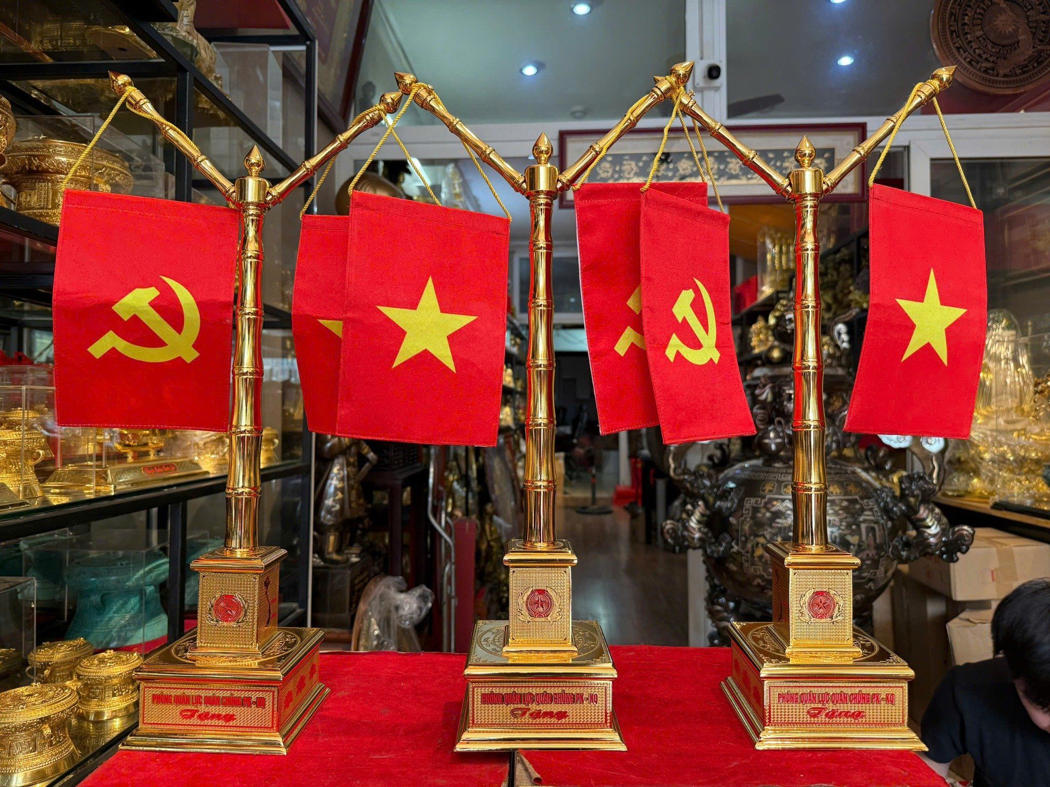 Cột cờ bằng đồng mạ vàng 24k