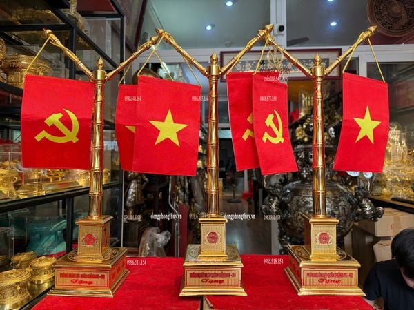 Cột cờ bằng đồng mạ vàng 24k