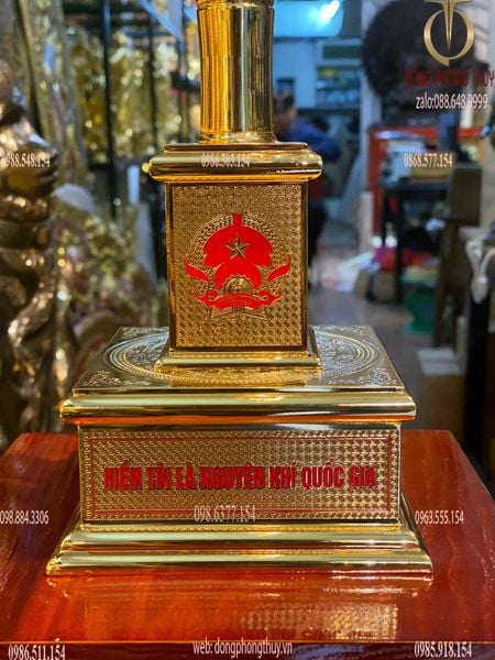 Cột cờ logo THI HÀNH ÁN DÂN SỰ để bàn bằng đồng mạ vàng 24k