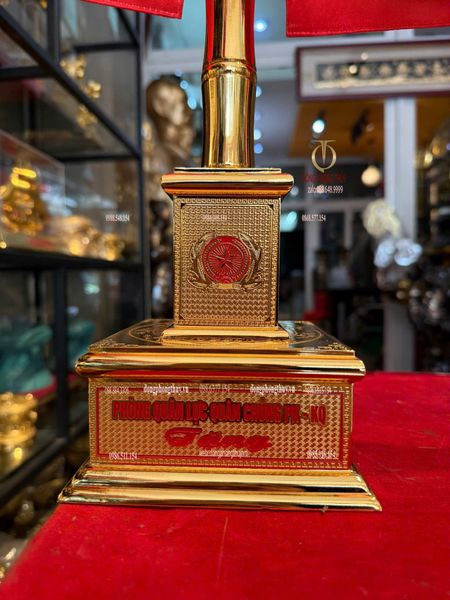 Cột cờ bằng đồng mạ vàng 24k