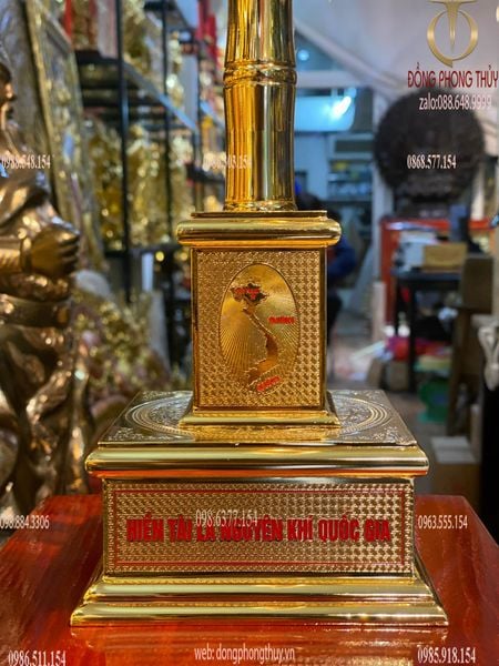 Cột cờ logo THI HÀNH ÁN DÂN SỰ để bàn bằng đồng mạ vàng 24k