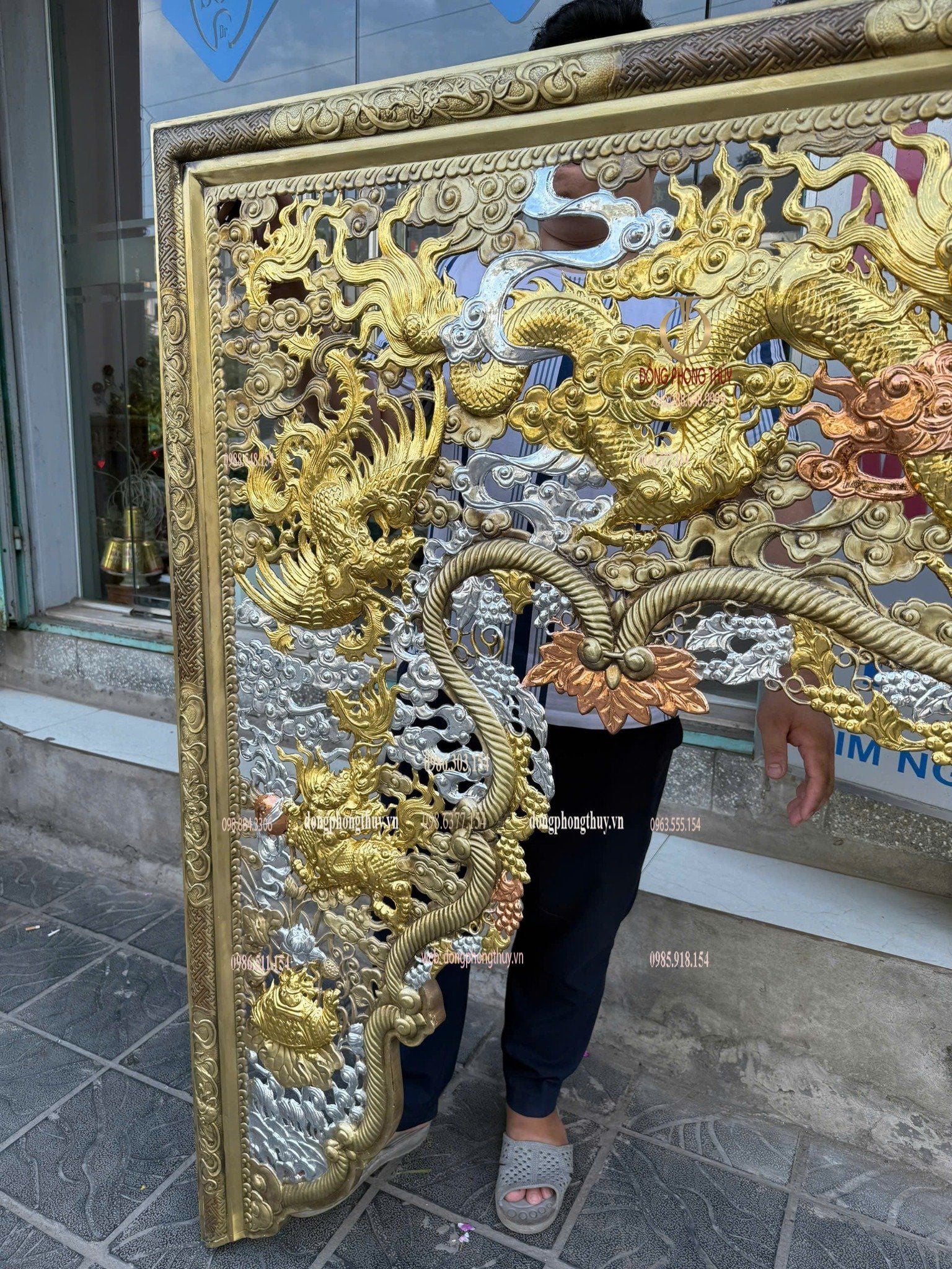 Cửa võng bằng đồng dát vàng bạc