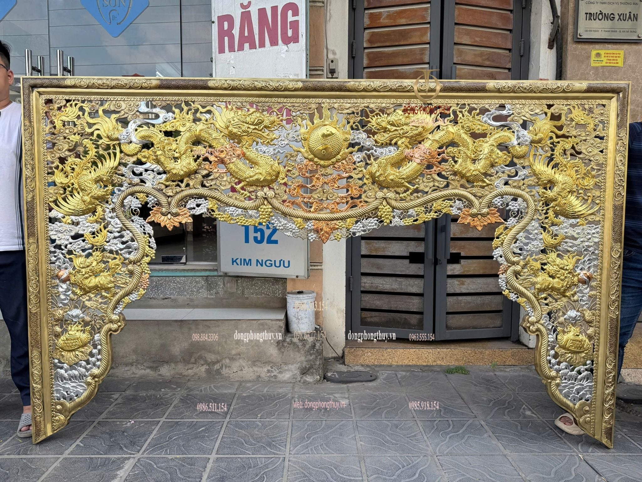 Cửa võng bằng đồng dát vàng bạc