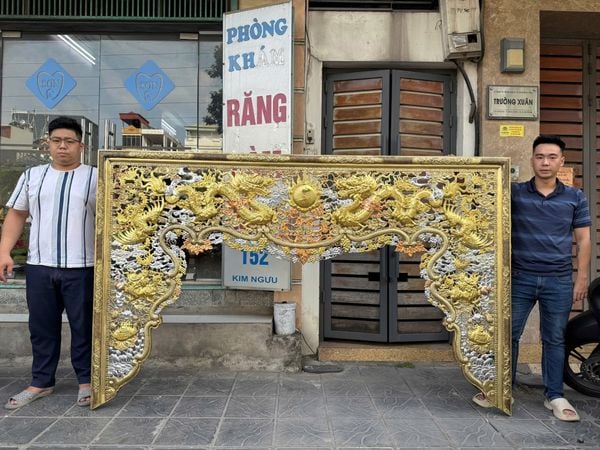 Cửa võng bằng đồng dát vàng bạc