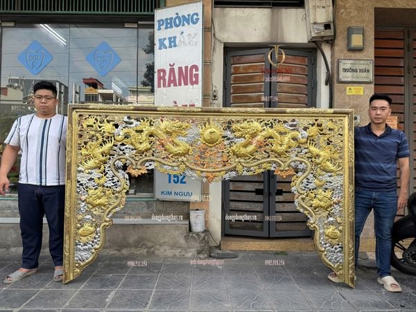 Cửa võng bằng đồng dát vàng bạc