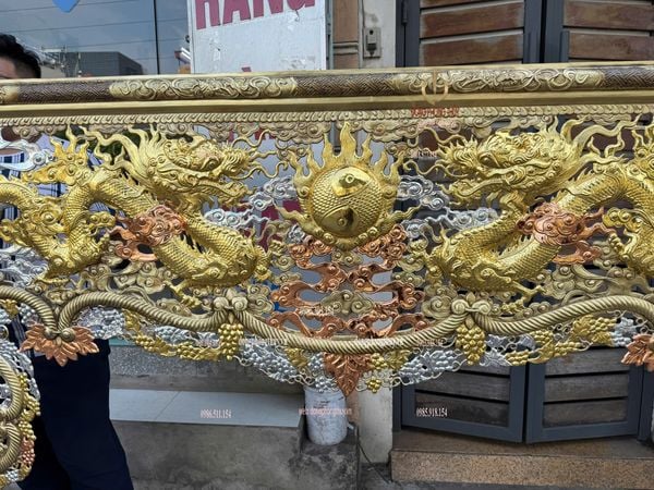 Cửa võng bằng đồng dát vàng bạc