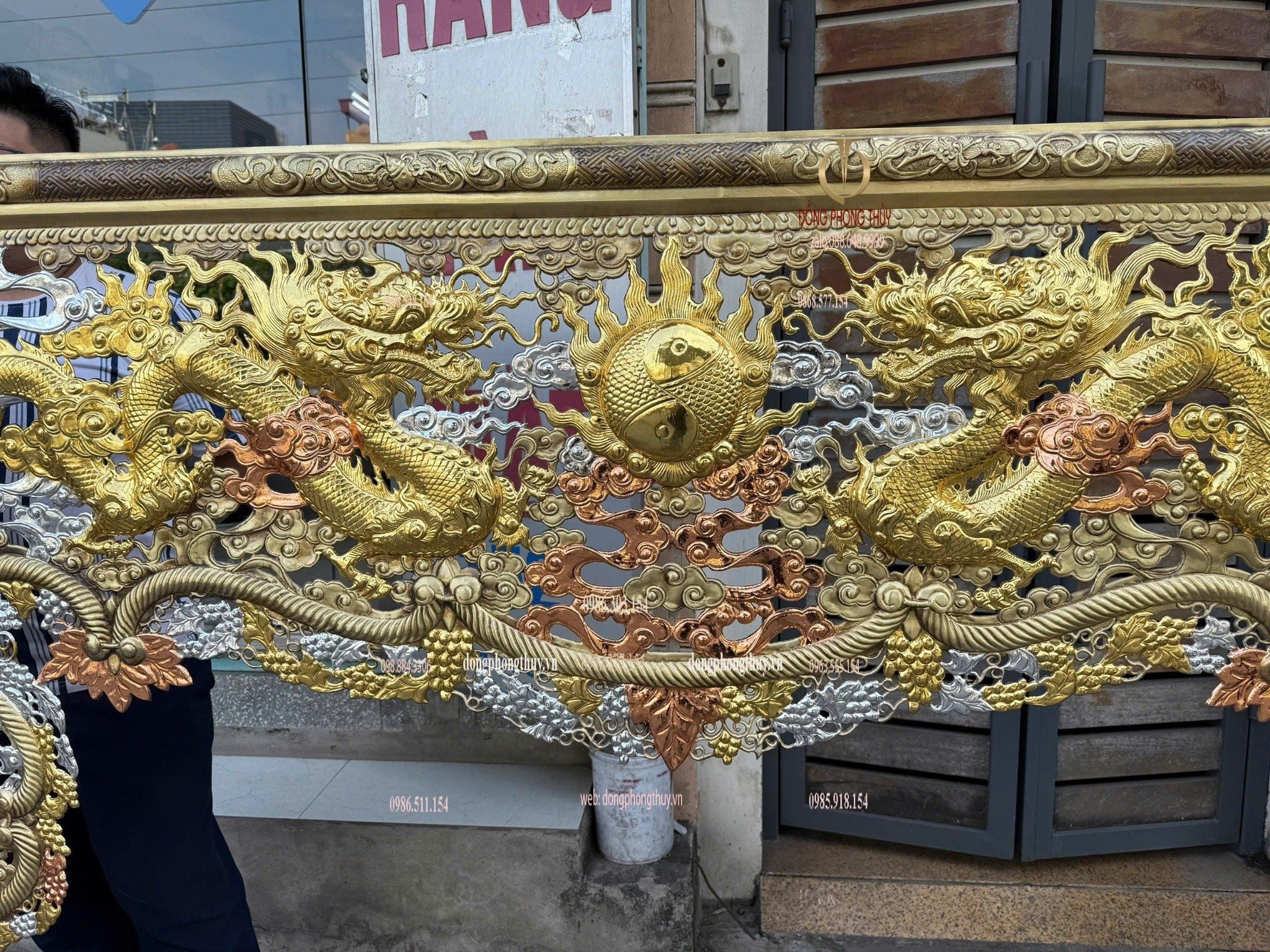 Cửa võng bằng đồng dát vàng bạc