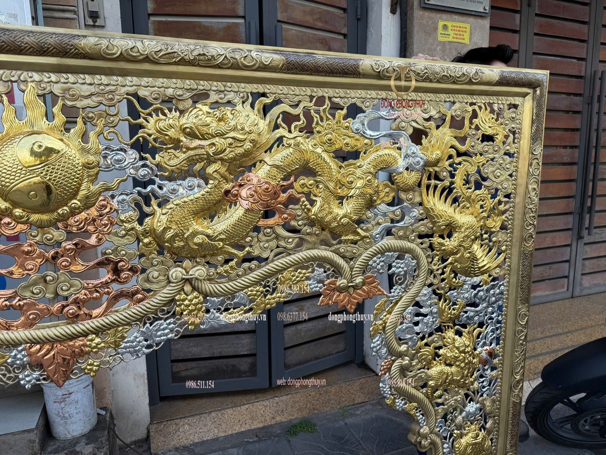 Cửa võng bằng đồng dát vàng bạc