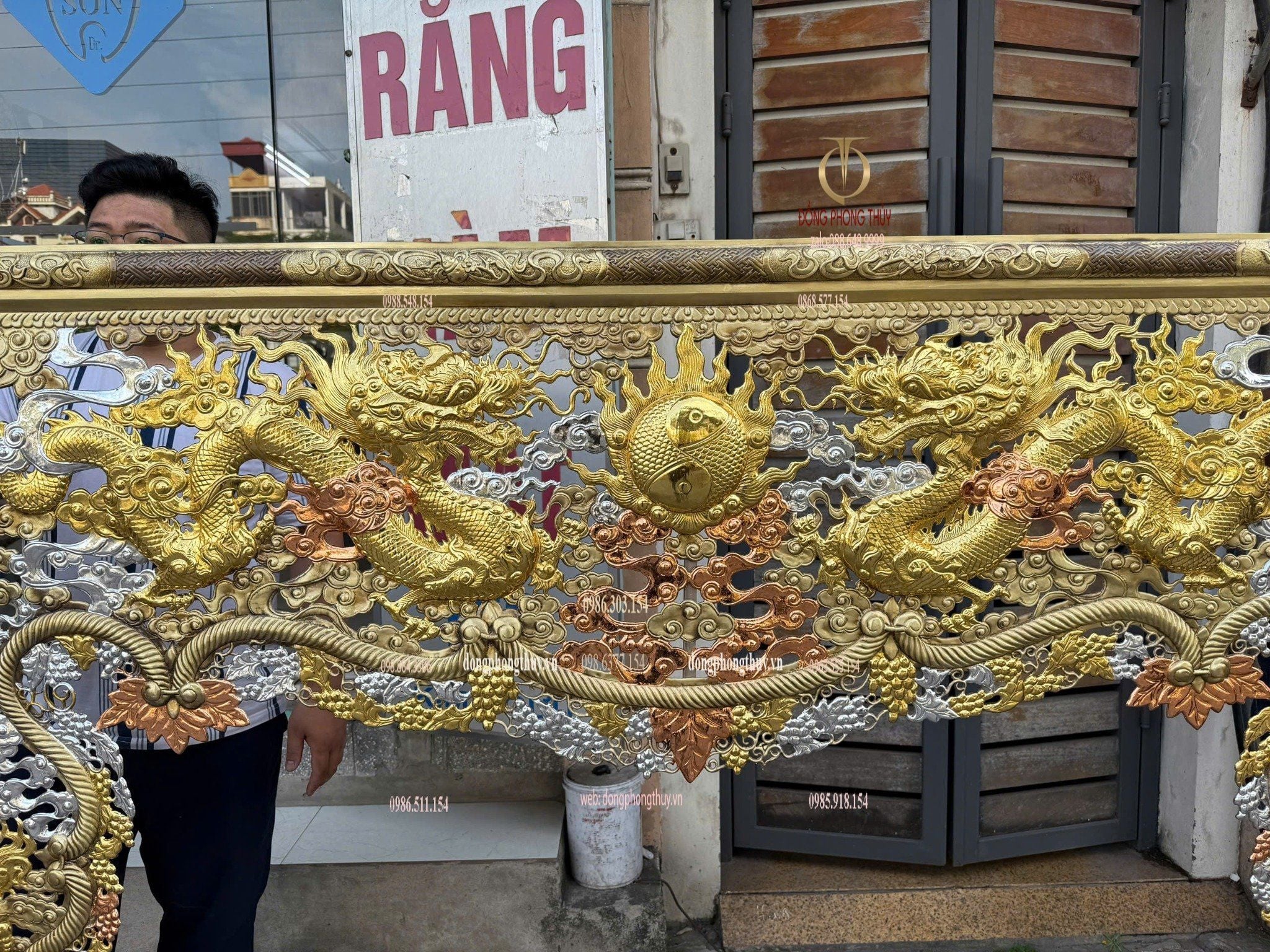 Cửa võng bằng đồng dát vàng bạc