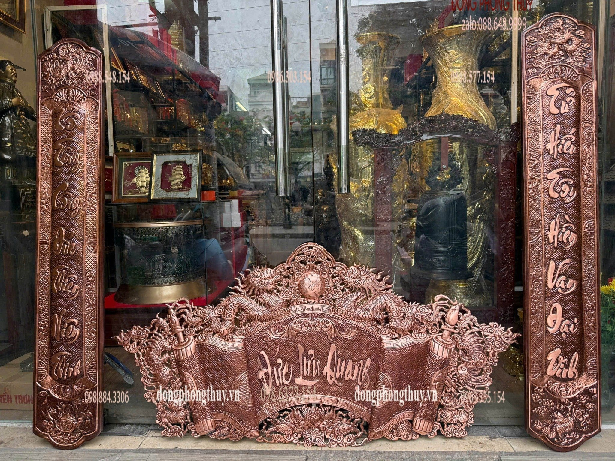 Cuốn thư câu đối bằng đồng đỏ