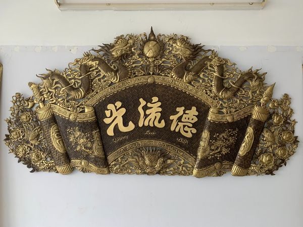 Cuốn thư câu đối bằng đồng 1m76 màu hun giả cổ hàng đẹp