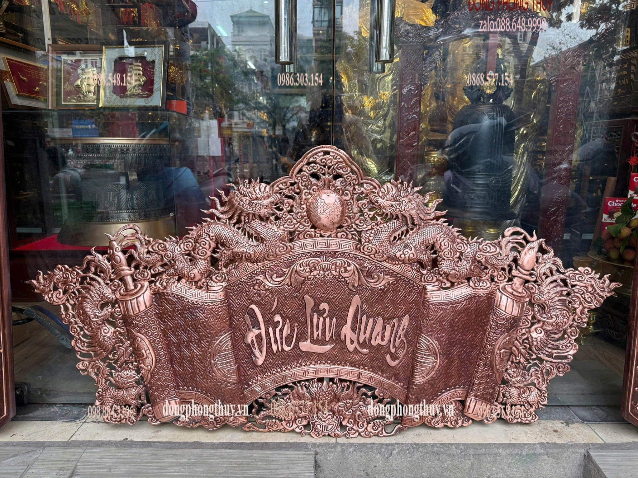 Cuốn thư câu đối bằng đồng đỏ