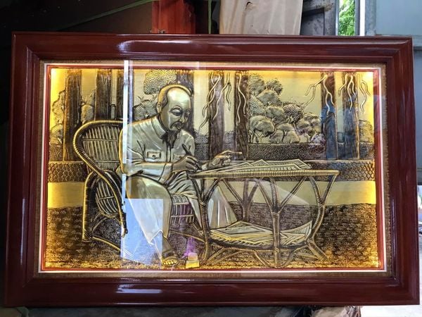 Tranh bác hồ ngồi ghế mây đọc báo bằng đồng