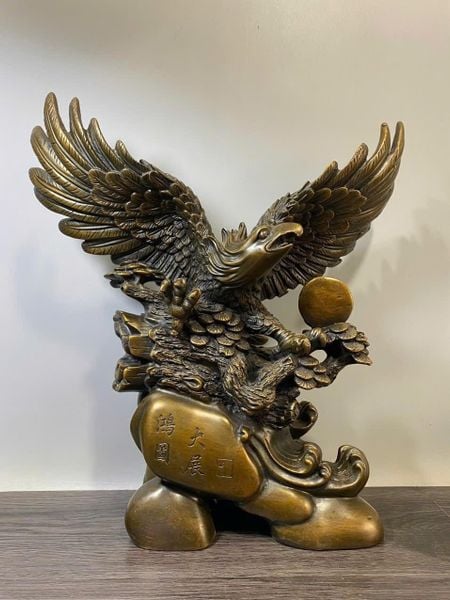 Quà tặng sếp: Tượng đại bàng bằng đồng hun Cao 40 ngang 37 sâu 12.5 nặng 9.7 kg