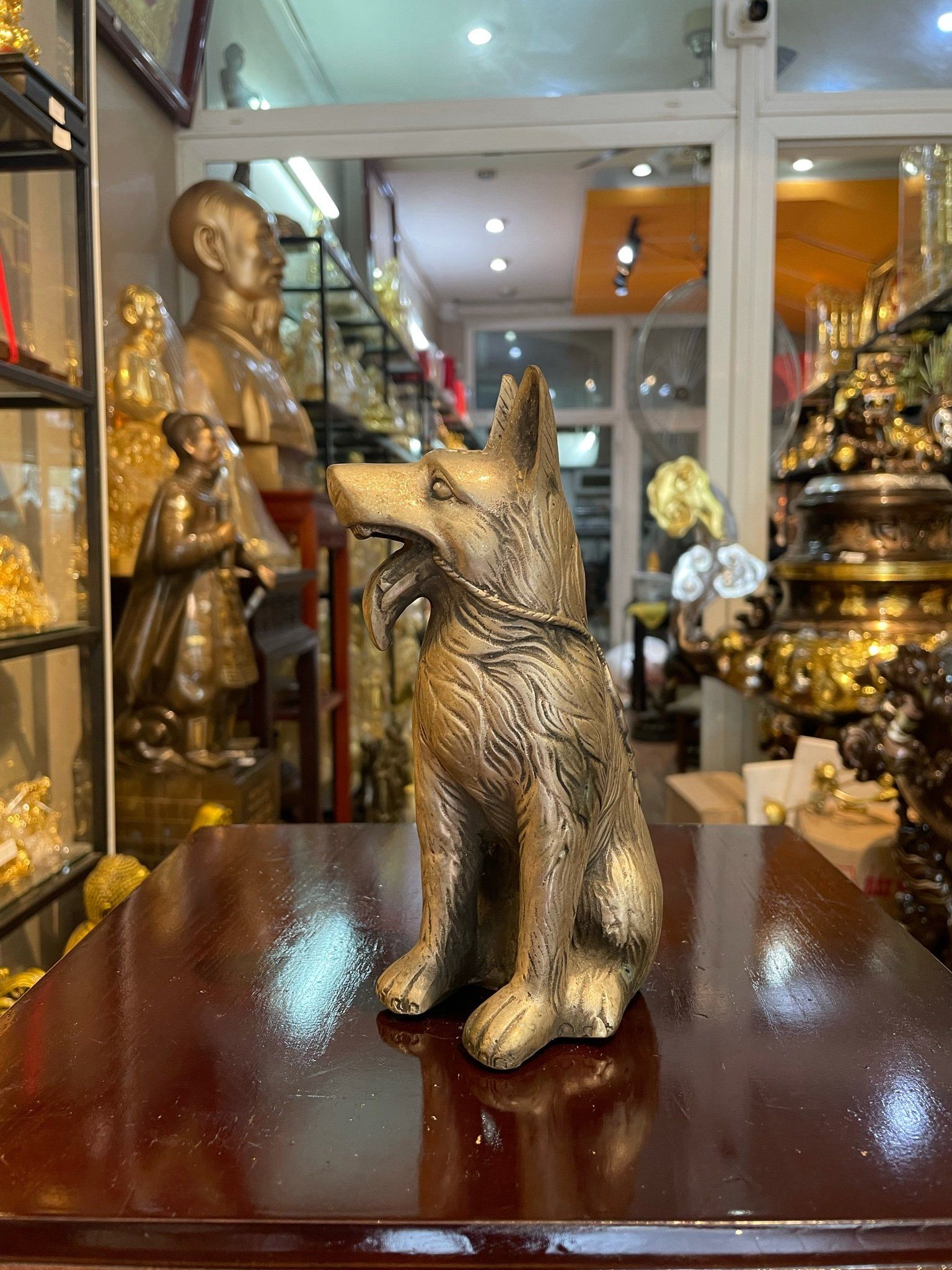 Tượng chó bằng đồng