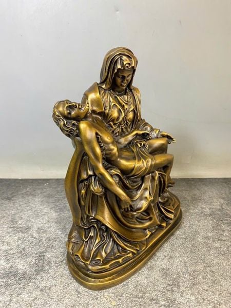 Tượng đức mẹ u sầu bằng đồng