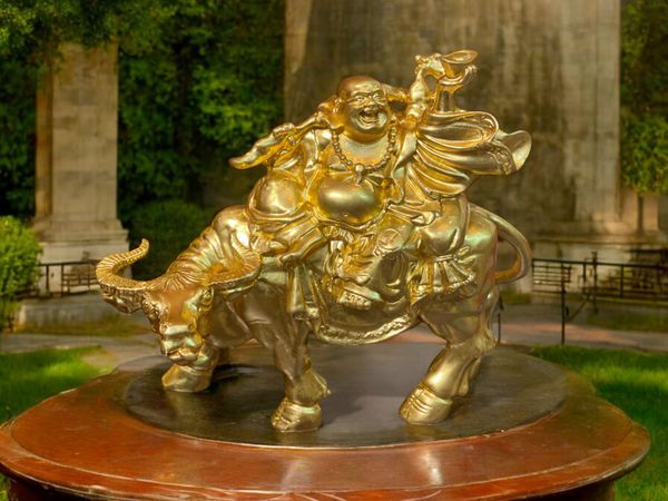 Tượng phật di lặc cưỡi trâu bằng đồng thếp vàng 24k cao 16, nặng 1,5kg