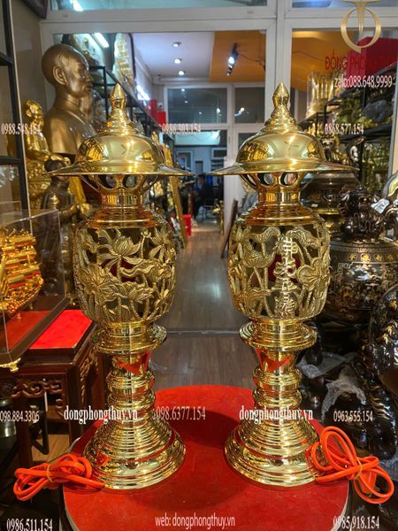 Đôi đèn thờ cao 43cm bằng đồng vàng bóng