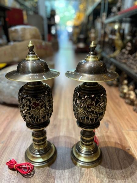 Đôi đèn thờ bằng đồng cao 45cm