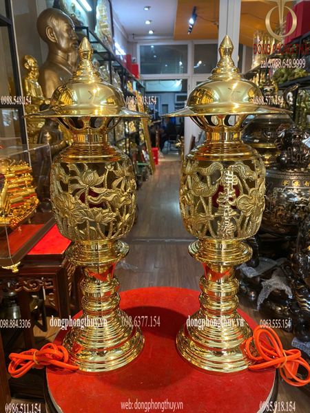 Đôi đèn thờ cao 43cm bằng đồng vàng bóng