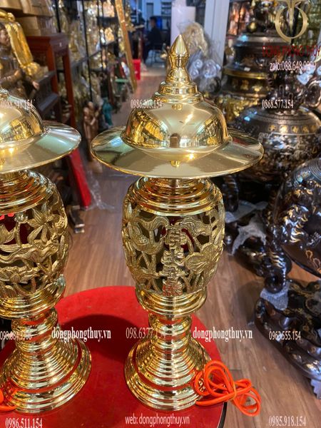 Đôi đèn thờ cao 43cm bằng đồng vàng bóng