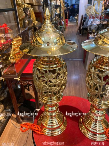 Đôi đèn thờ cao 43cm bằng đồng vàng bóng