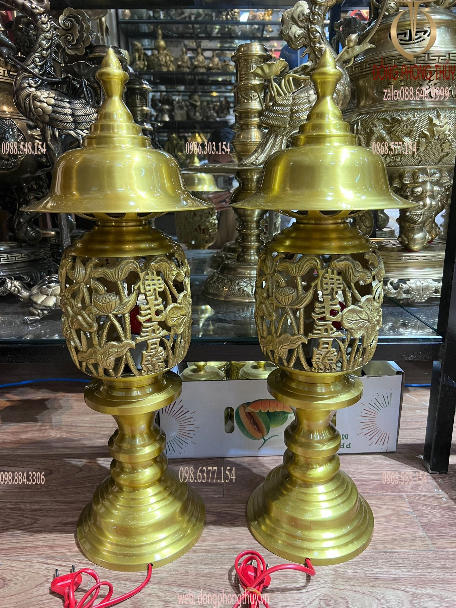 Đôi đèn thờ bằng đồng cao 60cm nặng 10kg