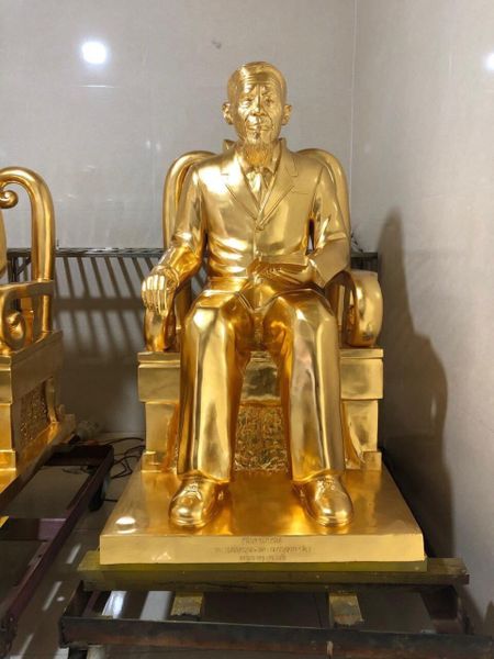 Đúc tượng chân dung ngồi ghế truyền thần bằng đồng đỏ dát vàng 24k