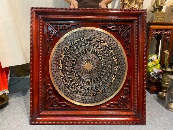 Mặt trống đồng Đông Sơn  60cm khung gỗ 89cm riêng mặt nặng 12kg