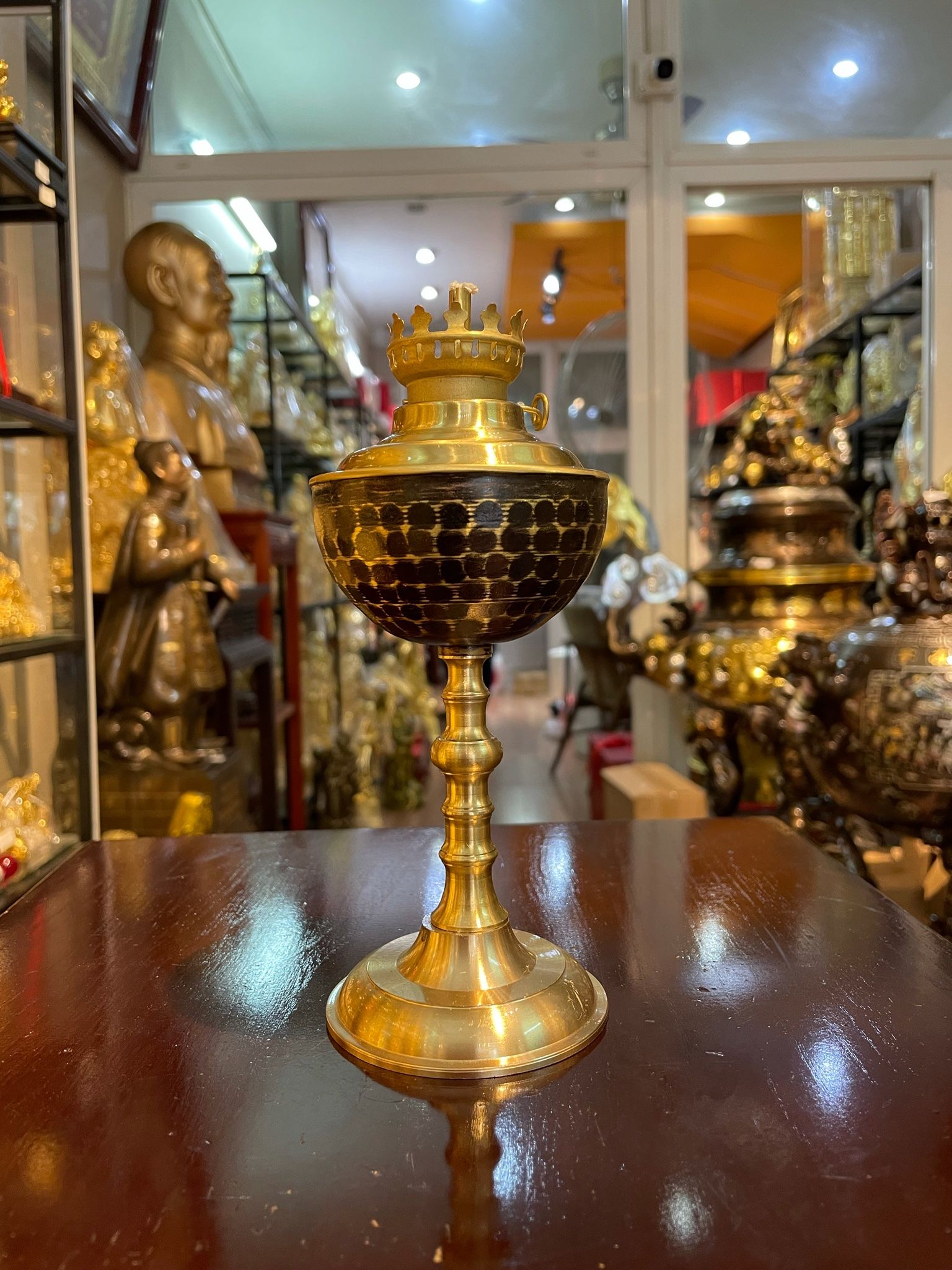 Đèn dầu bằng đồng