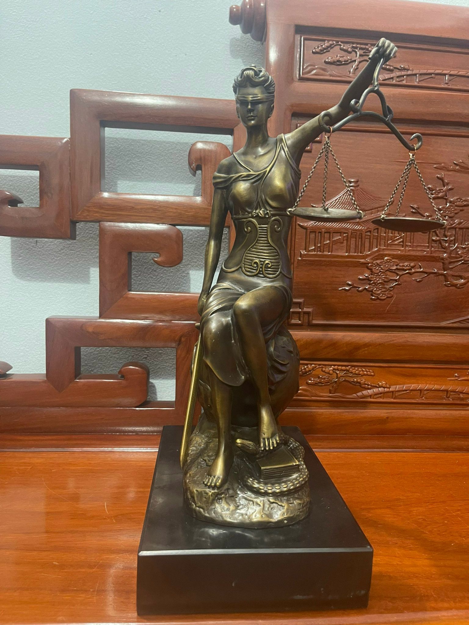 Tượng nữ thần công lý - cán cân công lý